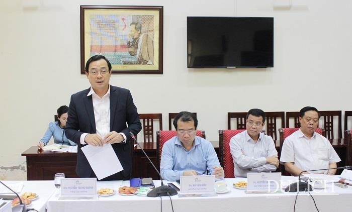 Tổng cục trưởng Tổng cục Du lịch Nguyễn Trùng Khánh báo cáo tình hình thực hiện chính sách pháp luật trong lĩnh vực du lịch